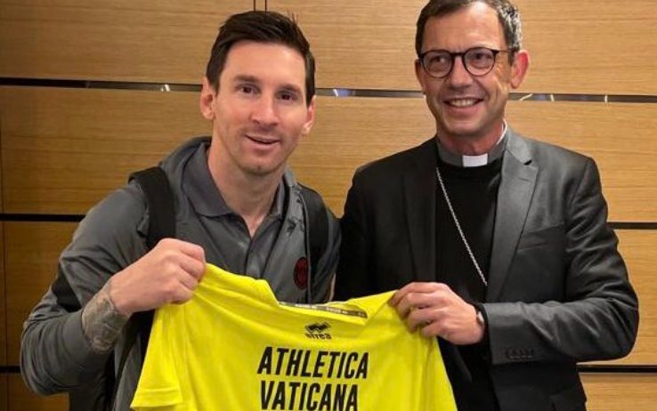 Messi, il dono di Papa Francesco a Leo: maglia autografata dell’Athletica Vaticana