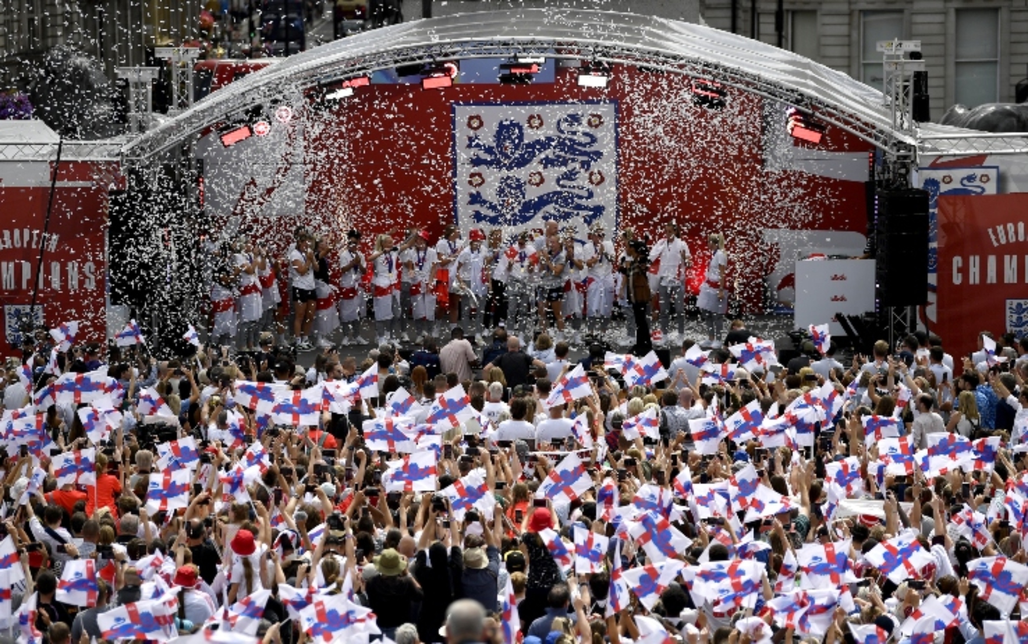 Inghilterra in festa per le Leonesse: in migliaia i tifosi a Trafalgar Square